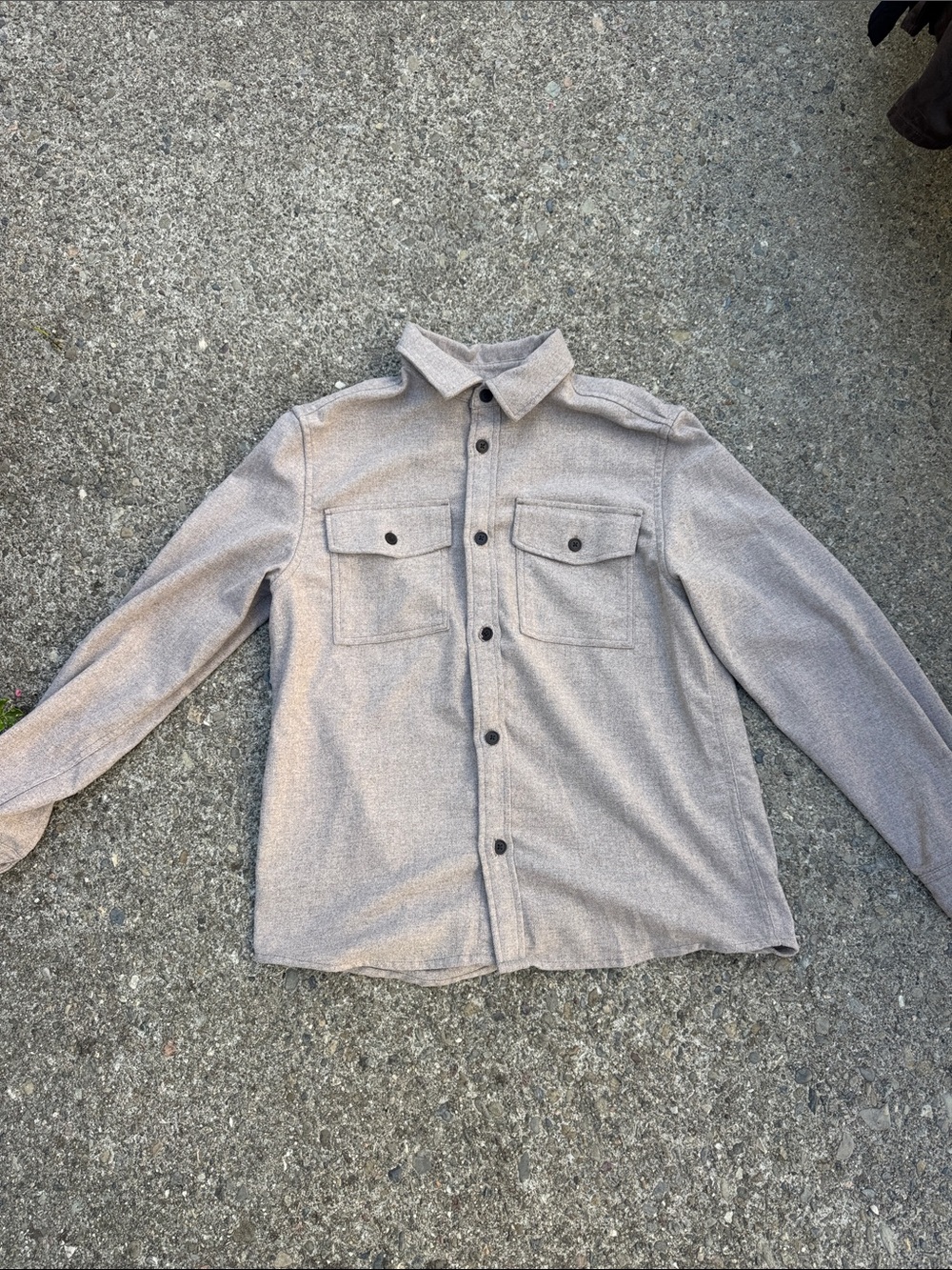 H&M Men's Long Sleeve Button-Up Shirt Jacket in tan/light grey